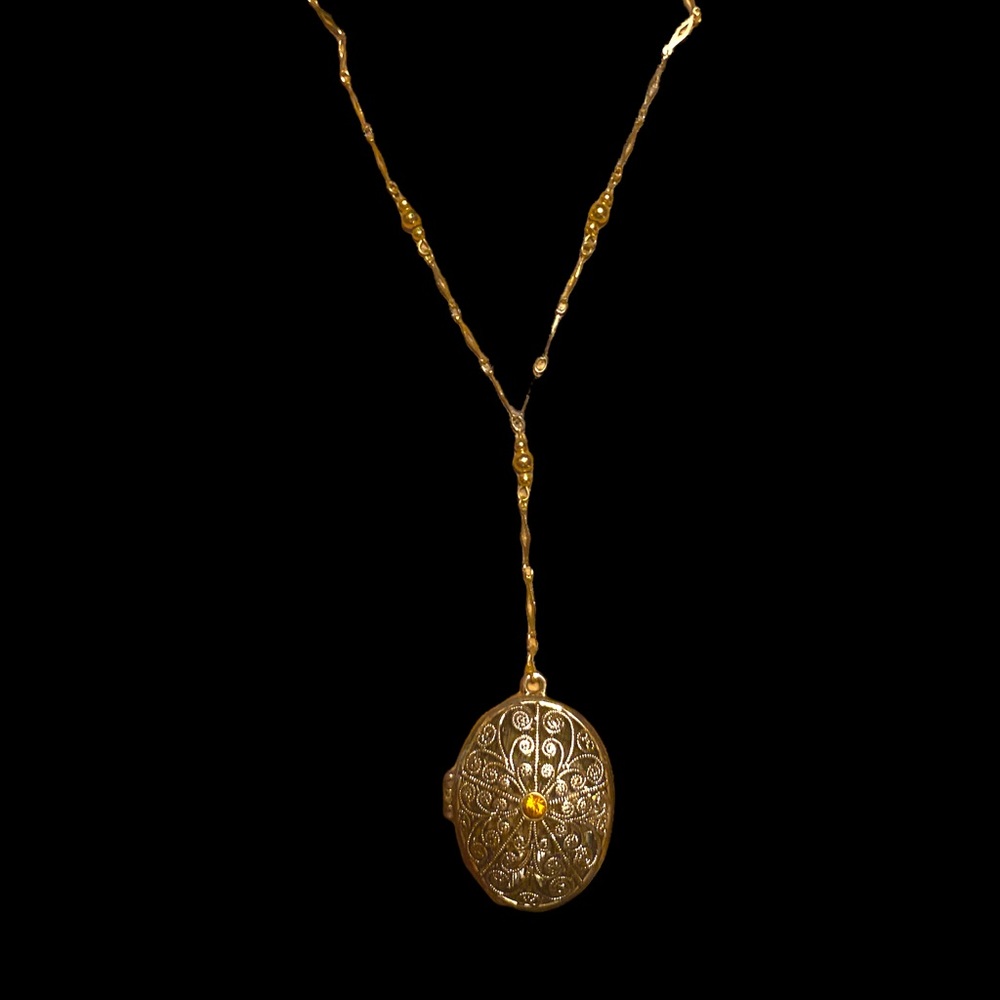 Elegant Gold Pendant Necklace
